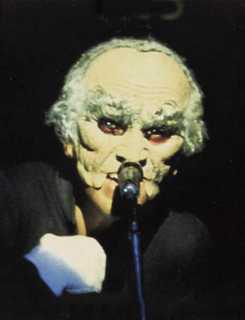 Питер Гэбриел в маске призрака Генри из «The Musical Box»