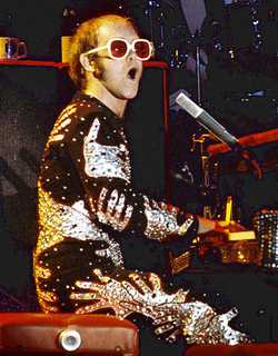 Элтон Джон на сцене в 1975-м